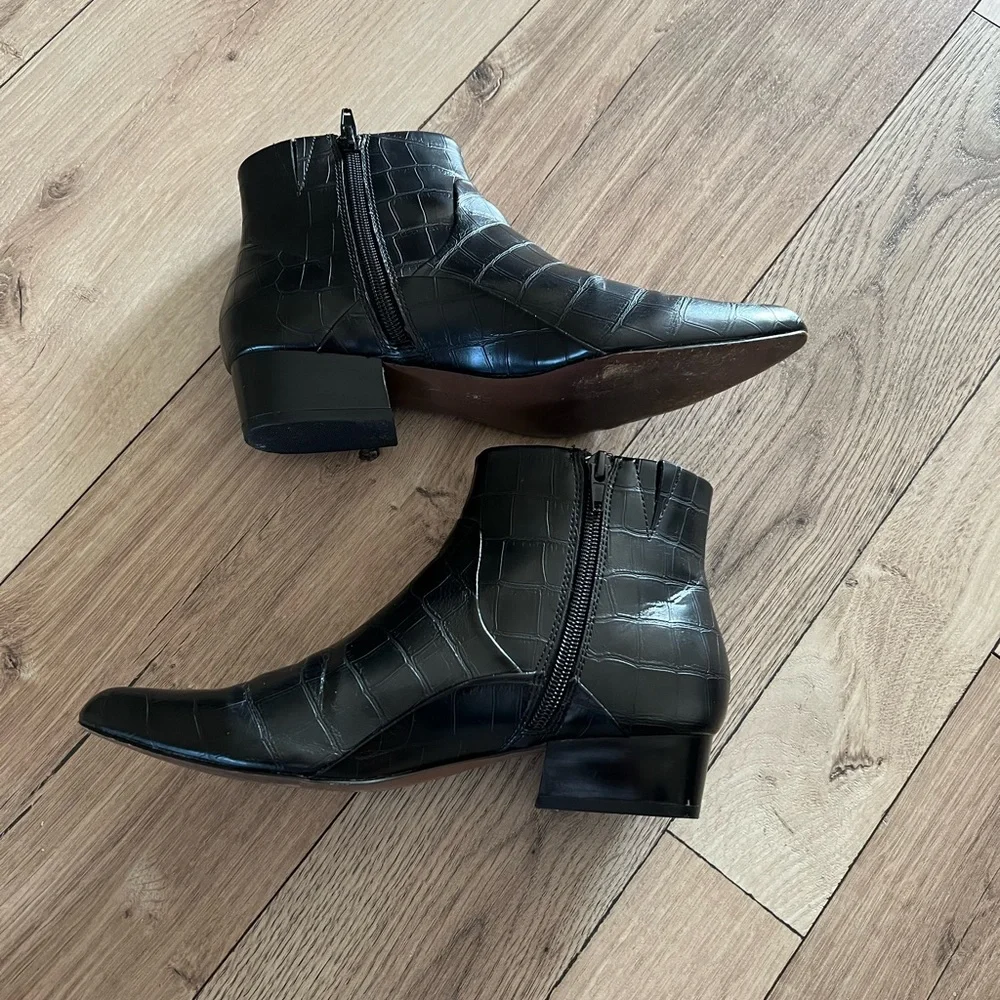 Women’s Who What Wear Black Croc-Embossed Pointed Toe Ankle Boots Size 7.5 - Picture 3 of 6